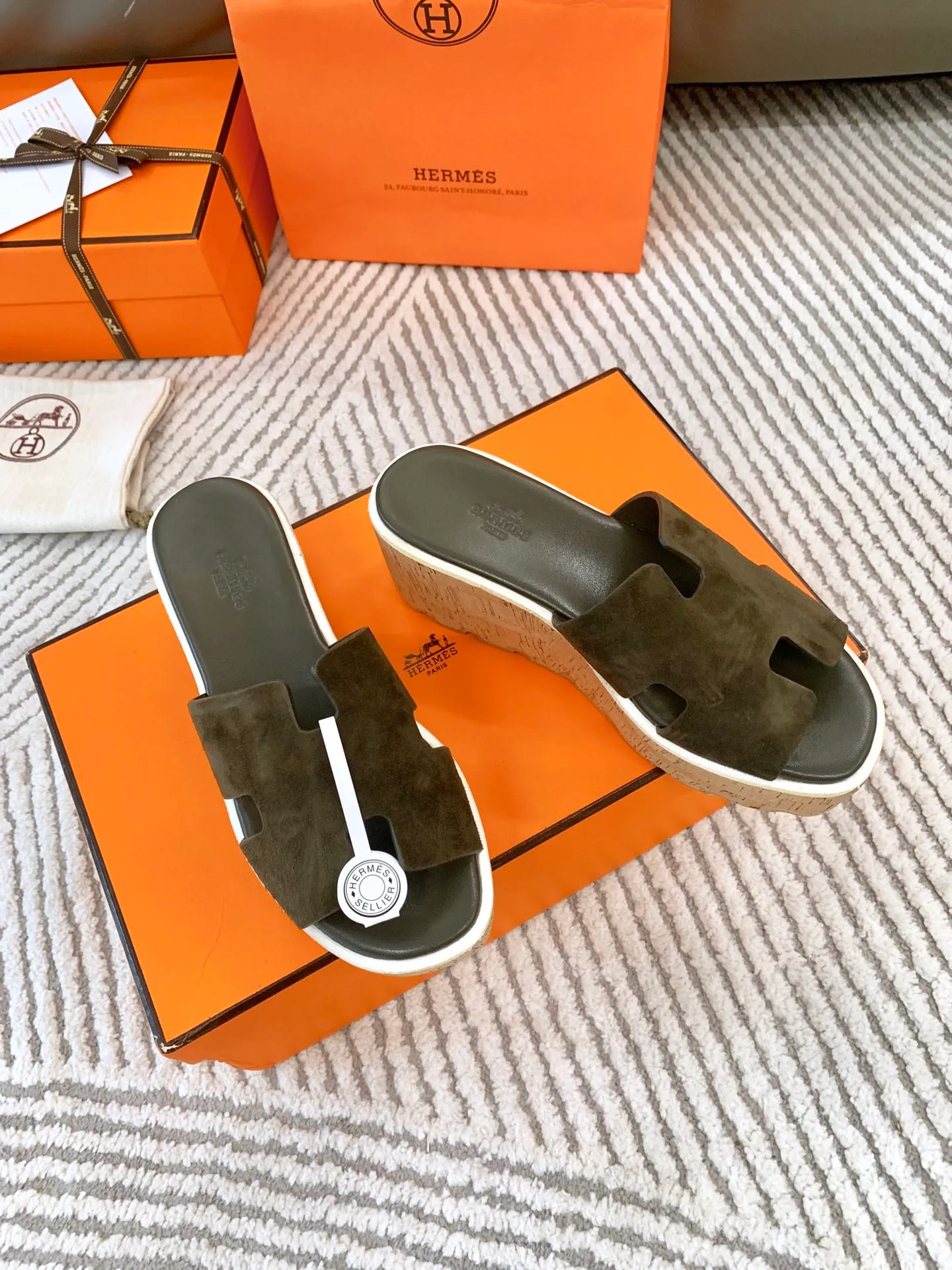 👟👟Ex-factory price 500👟👟 Peak enamel is made by hand, supreme purchasing agent level! Hermes spring and summer new slippers, high-end customization, exclusive products, the highest version in the industry, authentic mold opening and customization, laminating technology, heavy investment in development of a fully matched steel mold, perfect authentic version of the logo, exclusive correct version of the original font, Italian original calfskin cut upper, non-slip rubber outsole, lining: foot pads, pure imported Italian mixed breed, environmentally friendly goatskin, genuine leather welt, original packaging size: 34~41 (34.40. 41) Customized-no returns or exchanges